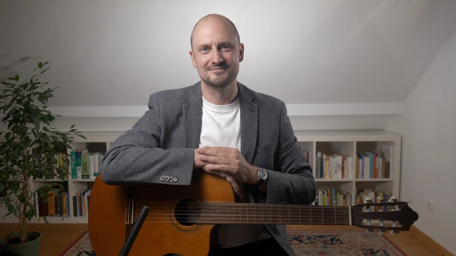 Nils Christian Wedtke mit Gitarre